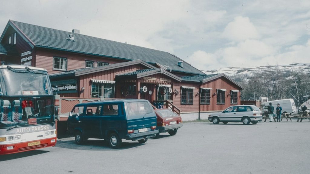 A bus parked in front of a red building